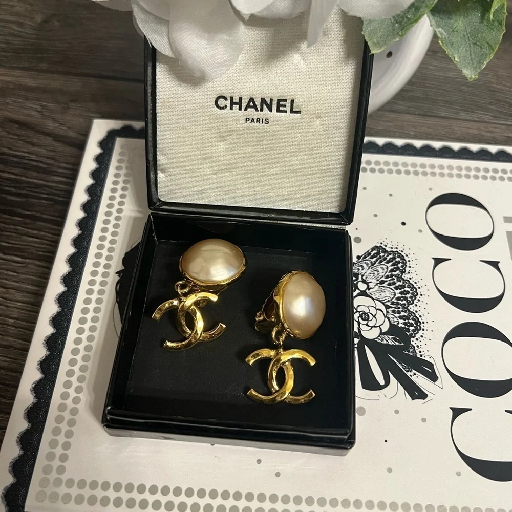 CHANEL Vintage Faux Pearl Gold CC Dangle Clip-On‎ Earrings